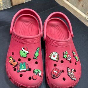 Red Crocs Classic Clog Shoes Grinch & Holiday Jibbitz Charms Mens 6 Womens 8